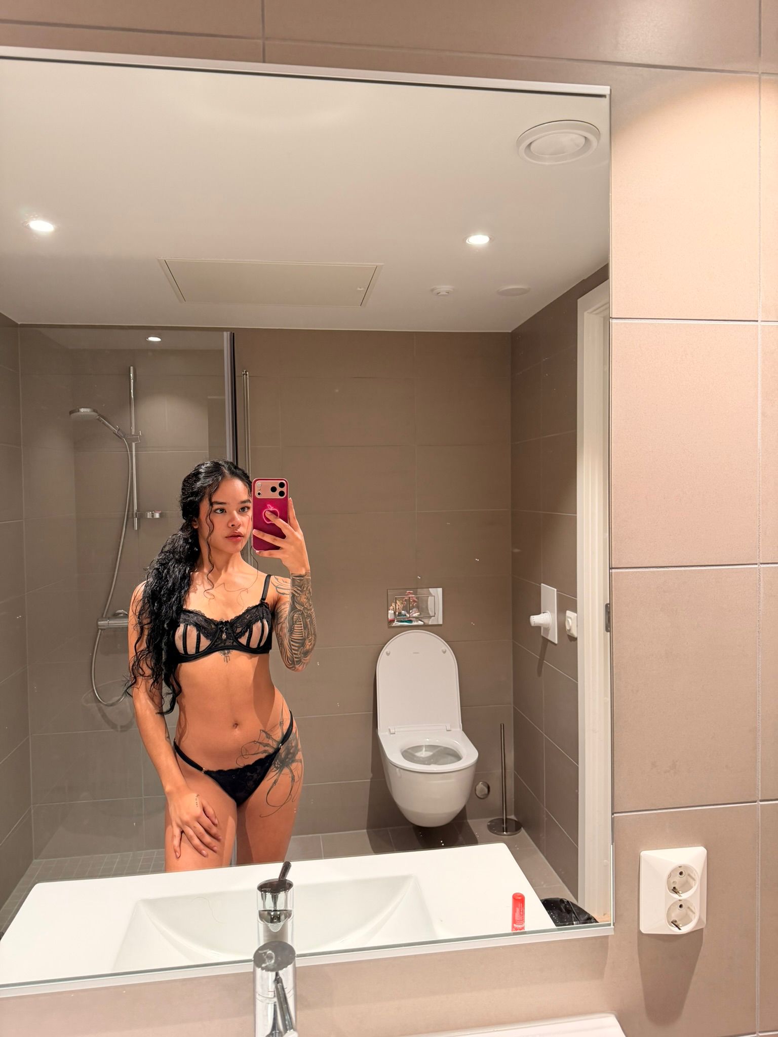 Escort - NAOMI - Ibiza Tops